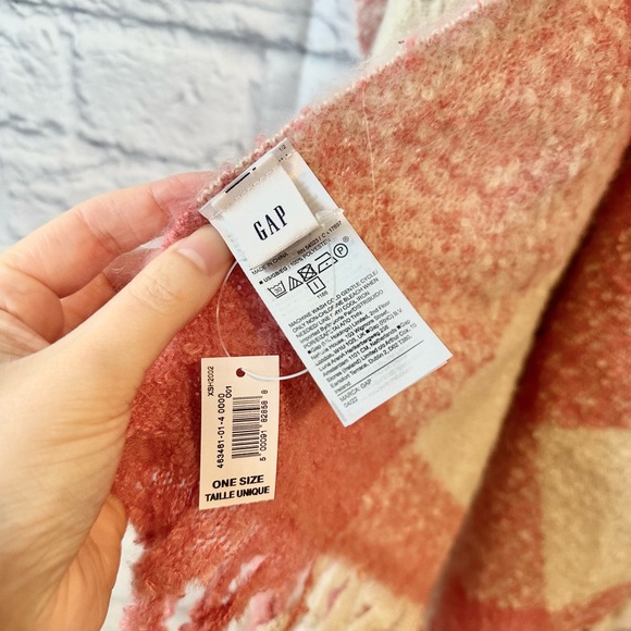 NWT Gap blanket scarf - Picture 3 of 3